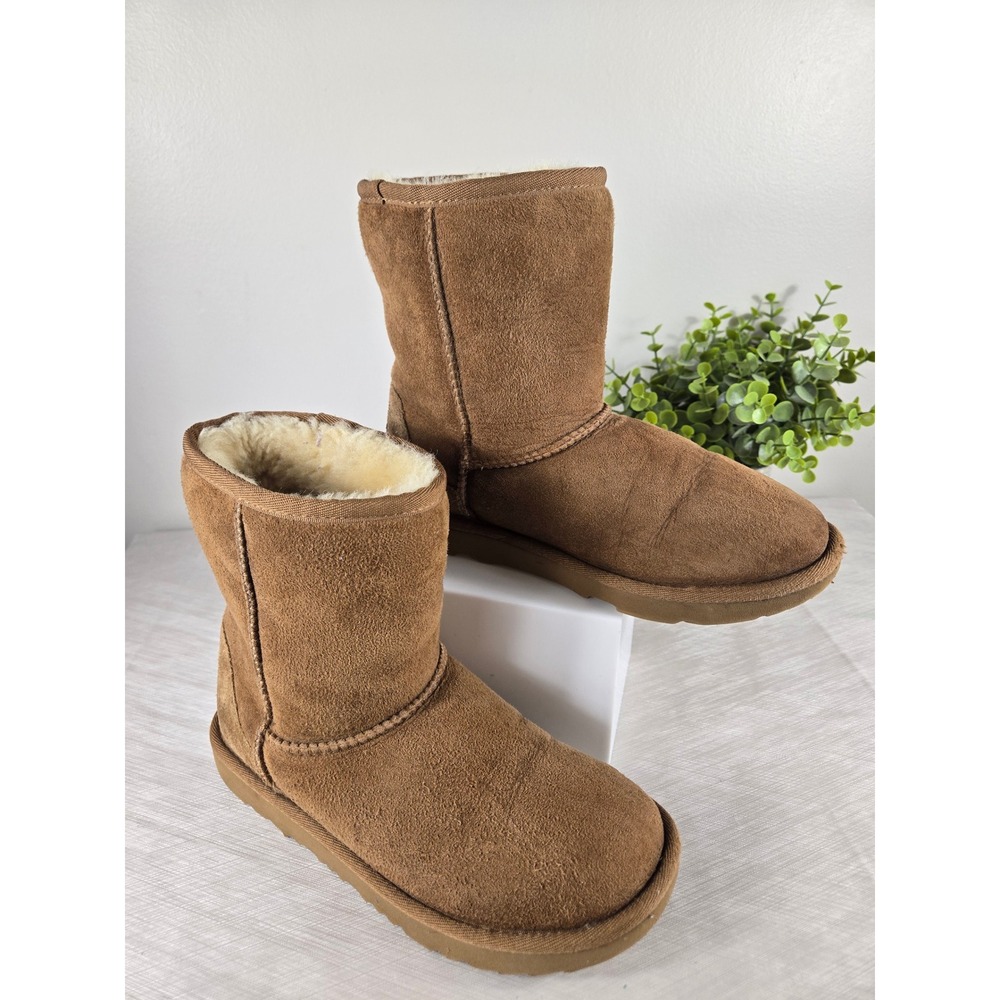 UGG Classic Short II Kids Chestnut Suede Sheepskin Boots 1017703K Size 4